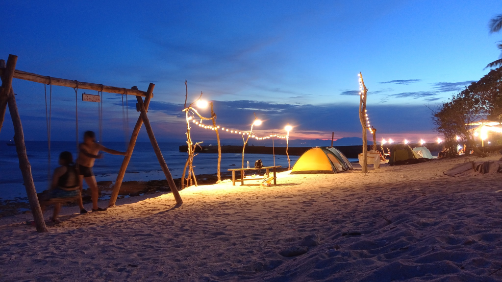 Ngoài dịch vụ cho thuê homestay, Gió Biển còn cung cấp dịch vụ camping ngoài bờ biển thú vị
