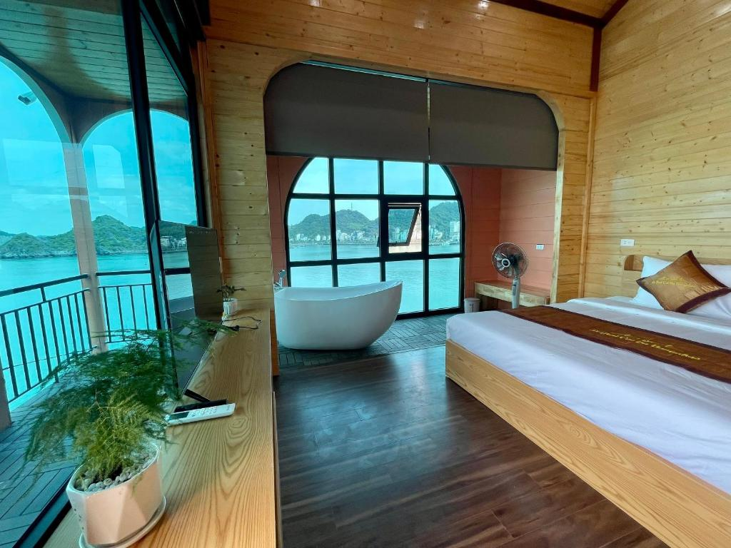 Nội thất căn phòng mang màu gỗ ấm cùng với view nhìn ra biển tuyệt đẹp