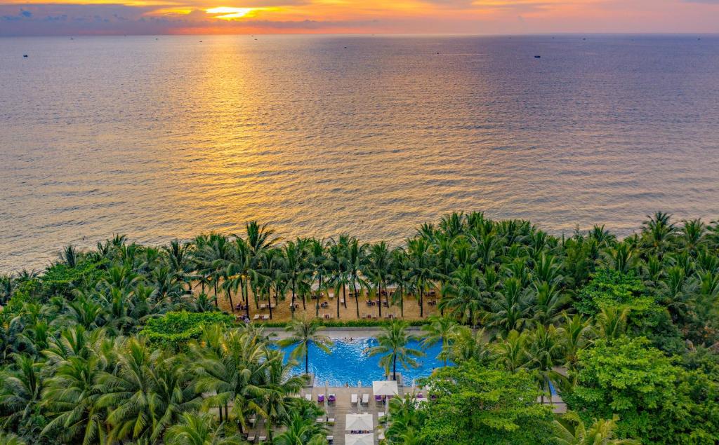 Bãi tắm riêng và hồ bơi của Salinda Resort Phu Quoc Island