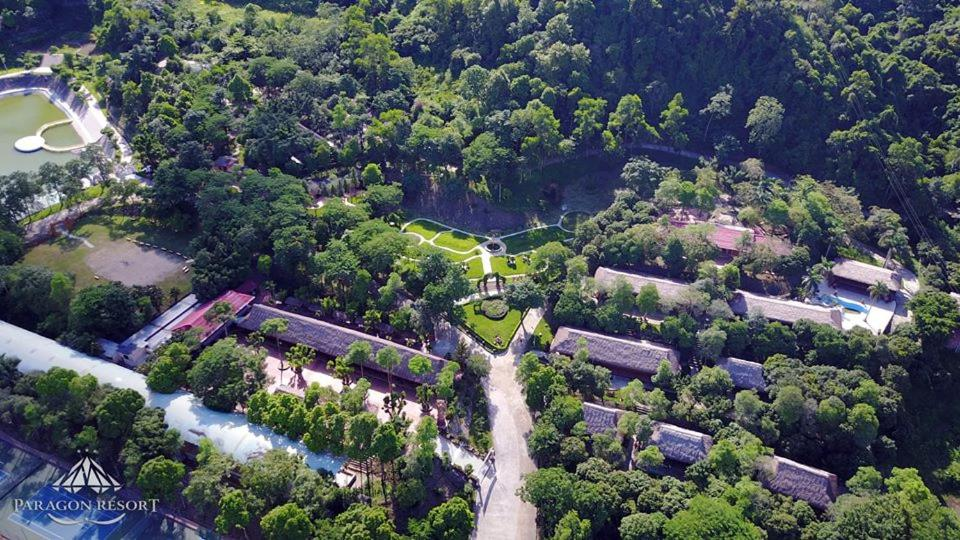 Paragon Resort được bao phủ bởi không khí trong lành và vẻ đẹp hùng vĩ của thiên nhiên