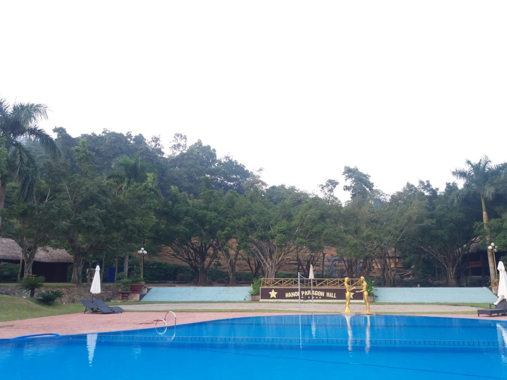 Resort thiết kế 2 bể bơi ngoài trời ở 2 vị trí tách biệt nhau