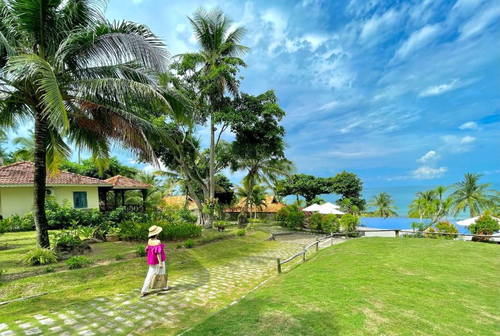 Không gian Eco Beach Resort được bao quanh với ngàn cây xanh um tùm