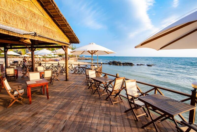 Nhà hàng tại Phu Quoc Eco Beach Resort mang đến thực đơn đa dạng, từ các món ăn Á đến Âu