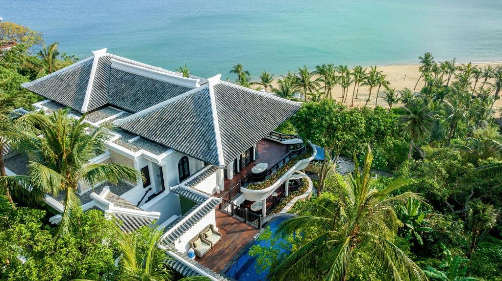 Khu resort 6 sao Đà Nẵng này được thiết kế với hai gam màu đen - trắng đối lập rất độc đáo