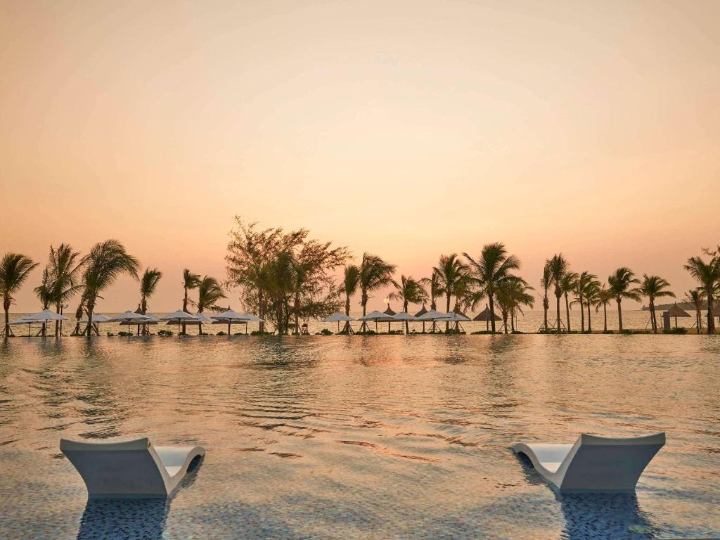 Bể bơi chung "hút hồn" bao du khách của resort Movenpick Phú Quốc