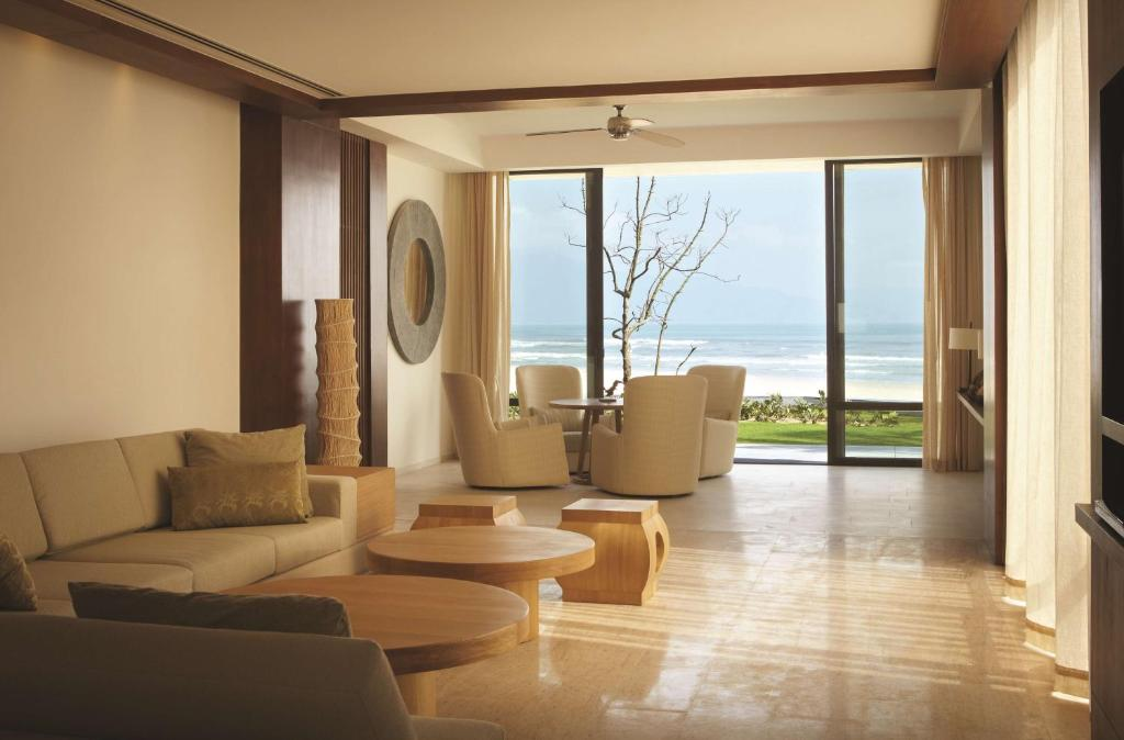Resort có tổng cộng 390 phòng nghỉ và suite, được thiết kế theo phong cách hiện đại, sang trọng và tinh tế