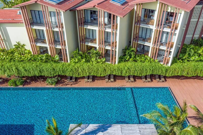 Resort Dusit Phú Quốc bao gồm 3 tòa nhà 4 tầng, mái ngói đỏ được bao quanh bởi hồ bơi tuyệt đẹp