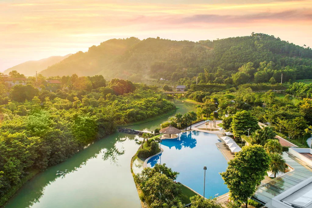 Xanh Villas Resort được bao quanh bởi khung cảnh thiên nhiên tuyệt đẹp của núi rừng, sông nước