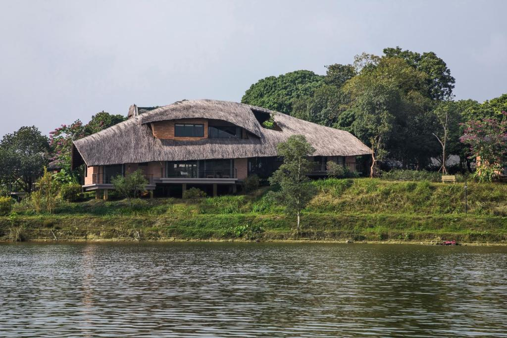 Resort gần Hà Nội này được bao quanh bởi một hồ nước trong xanh