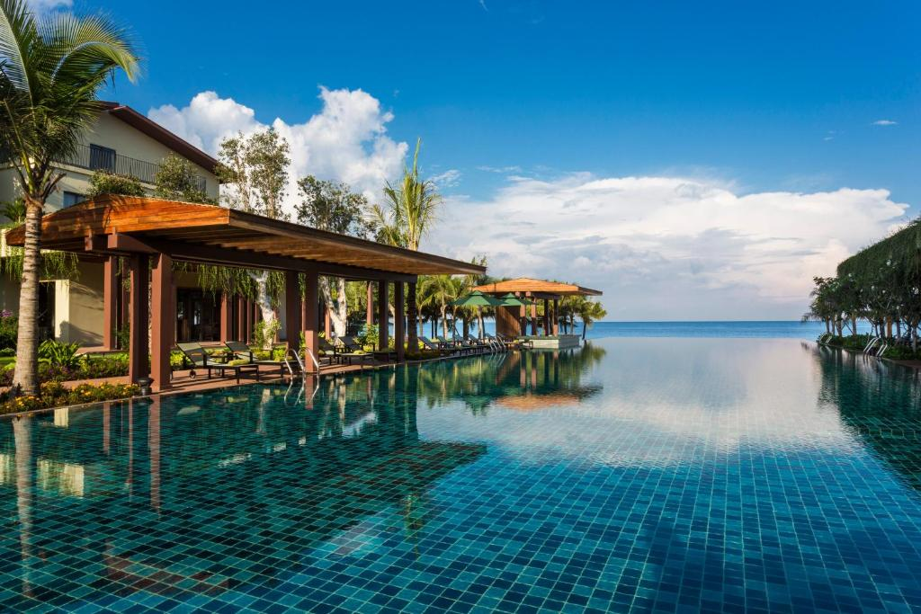 Khu bể bơi của Resort Dusit Phú Quốc có bể bơi vô cực tuyệt đẹp và pool bar cực chill