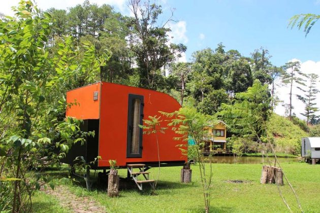 Caravan là phòng nhỏ mang thiết kế đơn giản được đặt giữa thảm cỏ xanh mướt, mát mẻ
